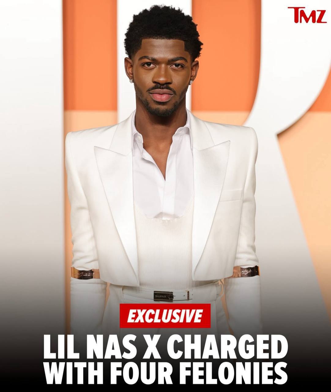 Рэперу Lil Nas X предъявили четыре обвинения три в нападении на полицейских и одно в сопротивлении сотруднику полиции при исполнении Произошло это в тот же день когда он гулял в Лос Анджелесе без одежды По словам полицейских Lil Nas X сопротивлялся и нанес некоторым из них телесные повреждения На слушании артист заявил о своей невиновности его отпустили под залог Следующее заседание назначено на 15 сентября если рэпера признают виновным ему может грозить до пяти лет тюрьмы ВПШ