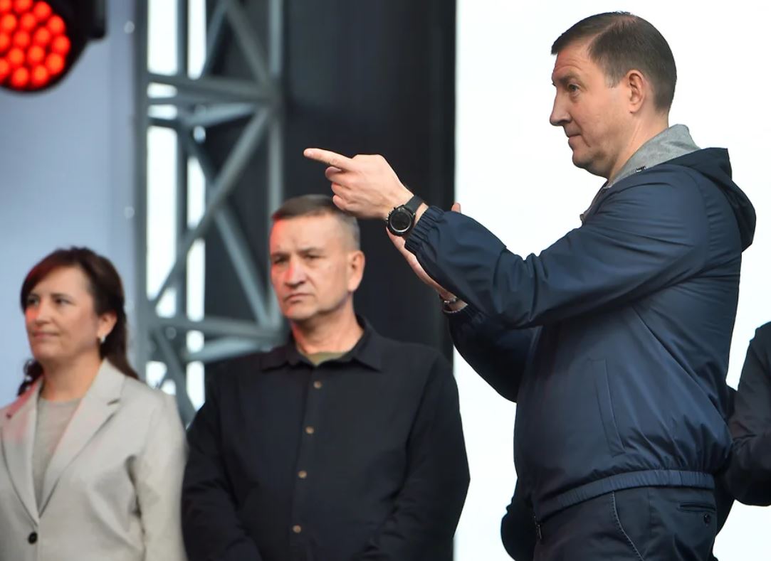 106 земельных участков Каянчинского плеса возвращаются в собственность Республики Алтай сообщил в своем Telegram канале глава региона Андрей Турчак В свое время земли сельхозназначения на берегу Катуни около Манжерока ушли за гроши Владельцы сначала пытались по документам устроить там пасеку только без пчел и без меда А впоследствии нарезали эти участки и перепродали за миллионы прикрываясь ведением сельского хозяйства отметил глава региона Верховный суд Республики Алтай признал сделки незаконными и постановил вернуть в госсобственность весь земельный массив Влад Некрасов Коммерсантъ  Подписывайтесь на Ъ Сибирь