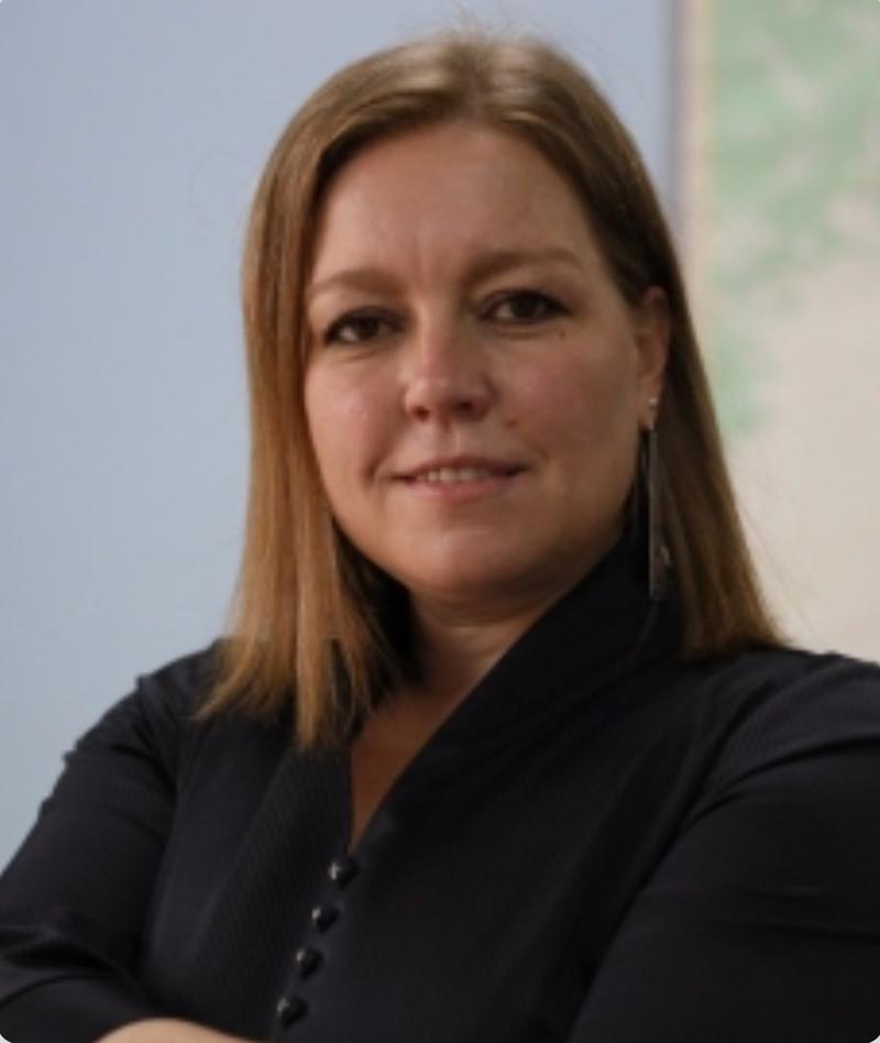 В правительстве Забайкалья появились еще двое новых чиновников 1 Наталья Щеклеина назначена на должность заместителя министра строительства дорожного хозяйства и транспорта Родом она из Нижегородской области имеет два высших образования по специальностям Экономика и Юриспруденция Проходила профессиональную переподготовку и повышала квалификацию Начинала работать в управлении Минюста по Нижегородской области Позднее работала начальником финансового отдела Управления по обеспечению деятельности мировых судей Нижегородской области До назначения на должность в Забайкалье была замначальника управления по обеспечению цифрового развития массовых коммуникаций и связи Запорожской области 2 Елена Смородникова назначена и о начальника Государственной жилищной инспекции края Елена родом из Читы получала образование в области экономики и в сфере государственного и муниципального управления С 2004 года работала на разных должностях в Госинспекции На фото с сайта Госинспекции Елена Смородникова По данным тг канала краевого правительства на Чита Ру в МАХ