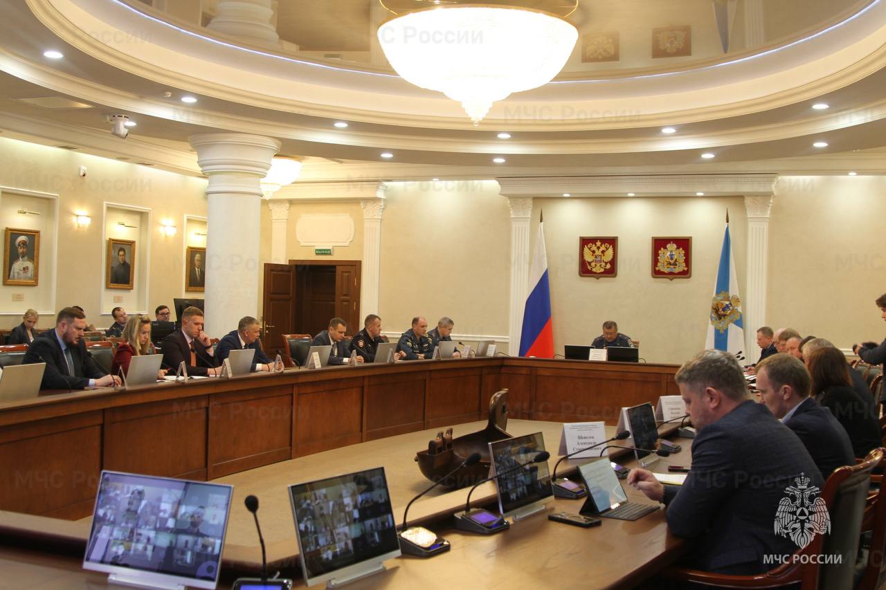 В Правительстве Архангельской области обсудили вопросы пожарной безопасности и безопасности на водных объектах В Правительстве региона состоялось очередное заседание комиссии региона по предупреждению и ликвидации чрезвычайных ситуаций и обеспечению пожарной безопасности под председательством начальника Главного управления МЧС России по Архангельской области Шахобиддина Ваккосова. На повестке дня рассматривали три вопроса: Об организации обучения неработающего населения мерам пожарной безопасности, разработке информационных материалов по пожарной безопасности, и их распространении на объектах экономики и в жилом секторе; О подготовке органов управления, сил и средств областной подсистемы по охране лесов, населенных пунктов и территорий от пожаров в течение пожароопасного периода 2025 года; О мерах по обеспечению безопасности населения на водных объектах в летний период и организации пляжей на территории Архангельской области. Подробнее читай здесь.