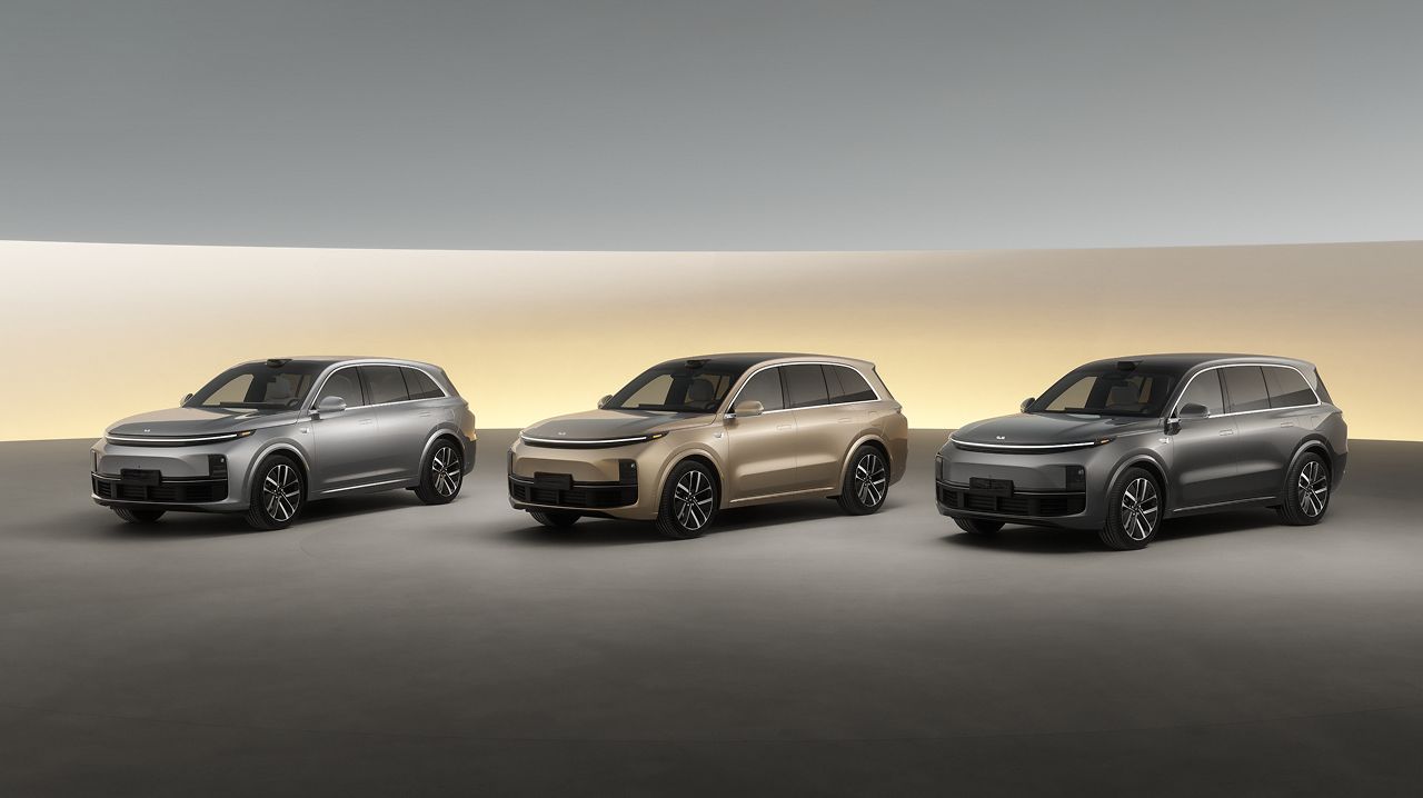 Теперь официально в России разрешили массово продавать автомобили Lixiang Компания Sinomach Auto представляющая интересы марки в нашей стране получила Одобрение типа транспортного средства ОТТС на три кроссовера L6 L7 и L9 Это позволяет официально начать массовую реализацию этих машин На протяжении нескольких лет автомобили Lixiang возили в Россию по параллельному импорту всего было поставлено около 30 тысяч штук Весной этого года поставки взяла под контроль Sinomach Auto которая присвоила статус официального дилера Авилону Автодому и нескольким другим автосалонам Владельцам машин приобретённых у этих дилеров была обещана гарантия автопроизводителя на три года или 100 000 км пробега а на тяговую батарею восемь лет или 160 000 км Ещё около полугода пока шёл процесс сертификации в России продавались автомобили без ОТТС Дата начала продаж сертифицированных кроссоверов и цены на них пока не объявлены Наша группа в VK подписывайтесь