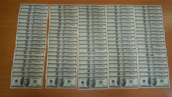 Контрабанду 105 тыс долларов США пресекли внуковские таможенники Внуковские таможенники пресекли контрабанду 105 тыс долларов США Денежные средства пыталась незаконно ввезти из Грузии 43 летняя россиянка Об этом сообщает AVIA RU со ссылкой на данные ФТС России Как рассказали в ФТС пассажирка была остановлена таможенниками на зеленом коридоре и в ходе устного опроса призналась инспекторам что имеет при себе 105 тыс долларов которые она задекларировала в Тбилиси Женщина пояснила что с таможенными правилами России не знакома поэтому декларацию в стране ввоза не подавала Возбуждено уголовное дело по ч 2 ст 200 1 УК РФ контрабанда наличных денежных средств в особо крупном размере aviaru net n291559