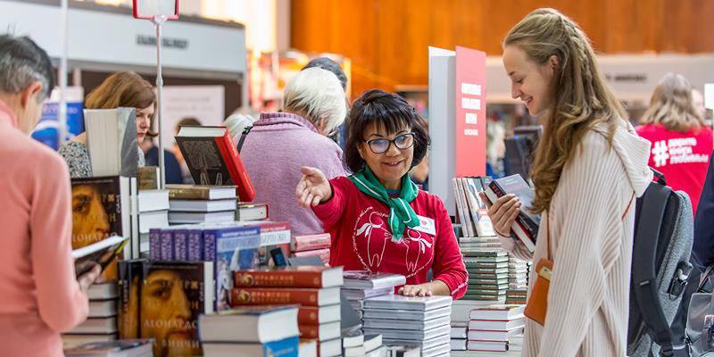 В столице с 3 по 7 сентября пройдет Московская международная книжная ярмарка на ВДНХ в павильоне № 57  Гостей ждет презентации книг, встречи с авторами, мастер-классы для детей и международные конгрессы переводчиков художественной литературы.  Кстати, Московская международная книжная ярмарка основана в 1977 году — это старейший и крупнейший книжный форум России. Каждый год в ярмарке принимают участие сотни издательств и книготорговых предприятий из многих регионов России. Гостями не раз становились издатели, писатели, журналисты из Великобритании, Германии, Израиля, Индии, Ирана, Италии, Китая, Польши, Саудовской Аравии, США, Турции, Франции, государств СНГ и Балтии и других стран.  Для детей, студентов и их сопровождающих вход на ярмарку бесплатный.