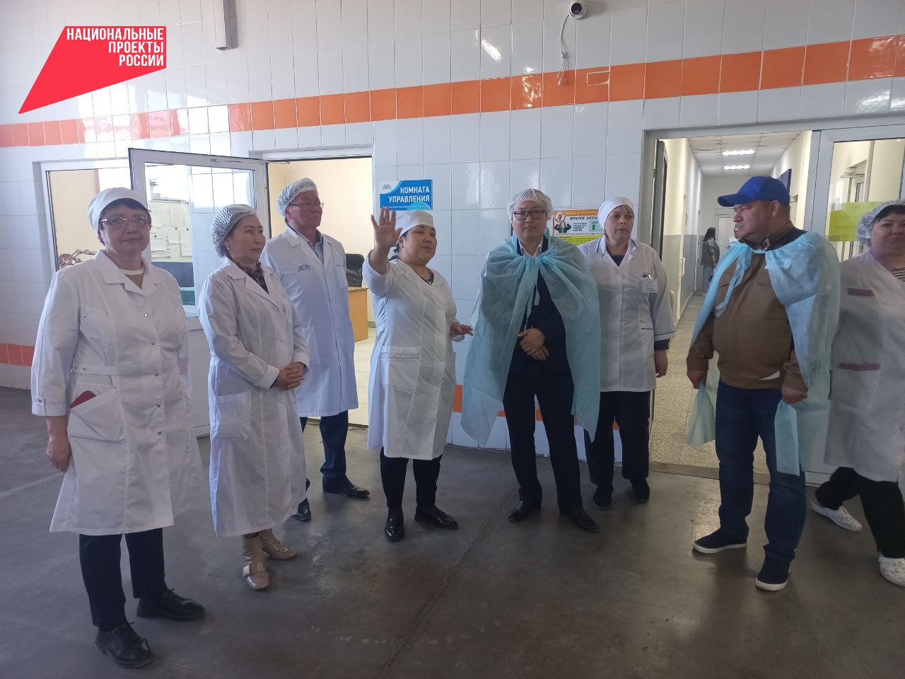 Подведены первые итоги по повышению производительности на ООО «Торговый дом «Молоко Бурятия» Крупнейший производитель молока и молочной продукции в республике ООО Торговый дом «Молоко Бурятии» вступил в нацпроект «Производительность труда» в сентябре 2024 года, а уже в декабре совместно с экспертами Федерального центра компетенций в сфере производительности труда г. Москва был открыт проект повышения производительности труда. На предприятии создали рабочую группу, которая определила цели и задачи на потоке — образце по изготовлению кисло — молочных продукции в пленке. Большая часть технологических процессов на предприятии автоматизирована, но проект позволил сократить время мойки оборудования при розливе, пересмотреть систему складирования и размещения готовой продукции на складе, выделить и закрепить зоны комплектации заказов, проводить быструю переналадку оборудования при смене даты и самое, наверное, главное для предприятия увеличить на 48 % выработку на одного сотрудника и на 33 % снизить время протекания процесса. «Став участником федерального проекта „Производительность труда“ коллектив предприятия за полгода добился снижения производственных потерь, сократил время производства продукции и увеличил ее выпуск» — отметил заместитель министра экономики Республики Бурятия, руководитель регионального проекта Арсалан Ниндаков. Отметим, что федеральный проект «Производительность труда» национального проекта «Эффективная и конкурентная экономика» продолжает работать до 2030 года. Участниками могут стать предприятия Бурятии несырьевых отраслей экономики с выручкой от 400 млн. руб. Для туристической отрасли — от 180 млн. руб. Для подачи заявки на участие в национальном проекте необходимо зарегистрироваться на сайте производительность.рф. Подробнее в сюжете АТВ