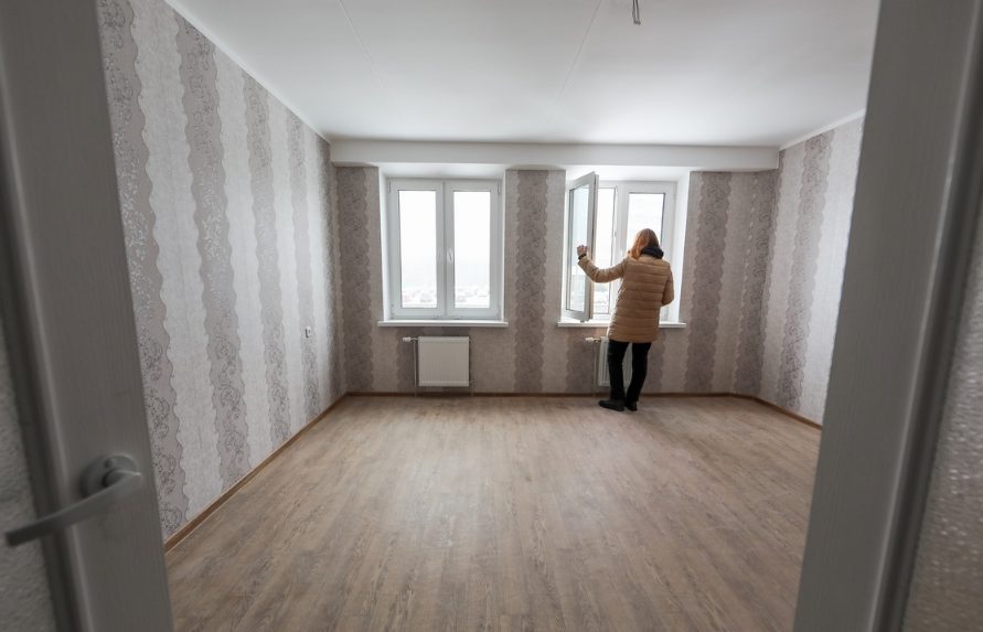 На Дальнем Востоке построены более двух тысяч квартир по программе Доступное арендное жильё в ДФО Общая площадь построенного арендного жилья в дальневосточных регионах Магадан Сахалин Забайкалье Камчатка Приморье Хабаровский край Якутия и Чукотка превышает 100 тысяч квадратных метров Программа реализуется по инициативе Президента России Владимира Путина ДОМ РФ вместе с Минвостокразвития Минфином Минстроем и регионами профинансировал строительство 11 6 тысячи квартир общей площадью более полумиллиона квадратных метров на сумму около 82 миллиардов рублей Удержание талантов и создание комфортной среды для жизни это стратегические задачи для Дальнего Востока Человек с семьёй и профессией должен иметь возможность жить в современном качественном жилье отметил генеральный директор ДОМ РФ Виталий Мутко Большинство квартир получают молодые специалисты до 35 лет студенты и сотрудники востребованных профессий Аренда обходится всего в четверть среднерыночной студию площадью 19 квадратных метров в Южно Сахалинске можно снять за пять тысяч рублей в месяц