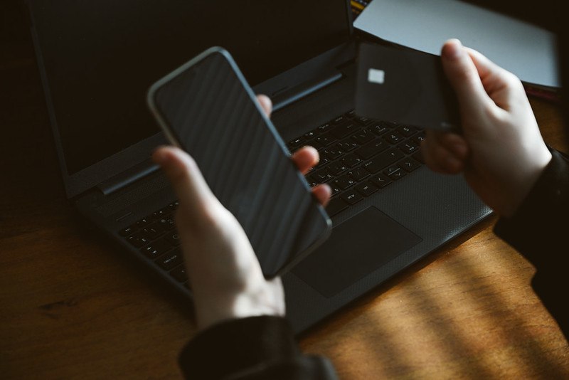 ВТБ средний чек мошенников снизился в 4 раза Банк усилил контроль за подозрительными операциями что помогло его клиентам сохранить на 16 больше средств от атак злоумышленников чем за аналогичный период прошлого года Об этом в преддверии 16 го Инвестиционного форума ВТБ РОССИЯ ЗОВЕТ сообщил заместитель руководителя департамента по обеспечению безопасности вице президент ВТБ Дмитрий Саранцев Основные методы преступников остаются прежними социальная инженерия и кибератаки однако они постоянно эволюционируют