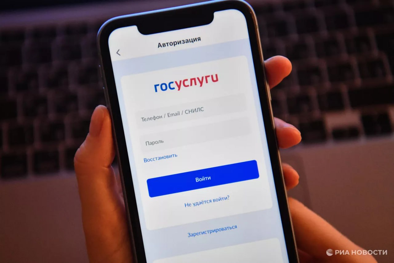 "ГОСУСЛУГИ БИОМЕТРИЯ" В МОБИЛЬНОМ ПРИЛОЖЕНИИ ПОЯВИЛСЯ ИИ-АССИСТЕНТ Ассистент на базе искусственного интеллекта ИИ появился в мобильном приложении "Госуслуги Биометрия": он анализирует видеопоток в режиме реального времени, помогая пользователям зарегистрировать биометрию онлайн, рассказали журналистам в аппарате вице-премьера РФ Дмитрия Григоренко. "В мобильное приложение "Госуслуги Биометрия" внедрен ИИ-ассистент, который помогает гражданам пройти онлайн-регистрацию биометрии. В режиме реального времени искусственный интеллект анализирует видеопоток и дает пользователю подсказки", - говорится в сообщении. Так, например, виртуальный помощник предупреждает о недостаточном освещении, наличии посторонних в кадре, корректирует положение лица, предлагает оптимальный ракурс для съемки и другие вспомогательные действия для успешного завершения процедуры. В Центре биометрических технологий ЦБТ , операторе Единой биометрической системы ЕБС , отметили, что отечественный ИИ-ассистент призван ускорить процедуру онлайн-регистрации биометрии на 15-20%. На текущий момент почти 2 миллиона человек зарегистрировали биометрию онлайн. С учетом офлайн-регистрации, которая проводится в отделениях уполномоченных банков, свои данные в ЕБС представили более 6 миллионов человек. ФОТО: РИА Новости / Александр Кряжев #аврорамедиа_ии Telegram-экосистема АВРОРА МЕДИА МЕДИА НОВОСТИ РЕГИОН ЛАЙФ СПОРТ ГЕРЛЗ ХАЙТЕК ПЕРСОНЫ ИНСАЙД КРИМИНАЛ МОЛОДОСТЬ LIVE АВРОРА МЕДИА YOUTUBE RUTUBE