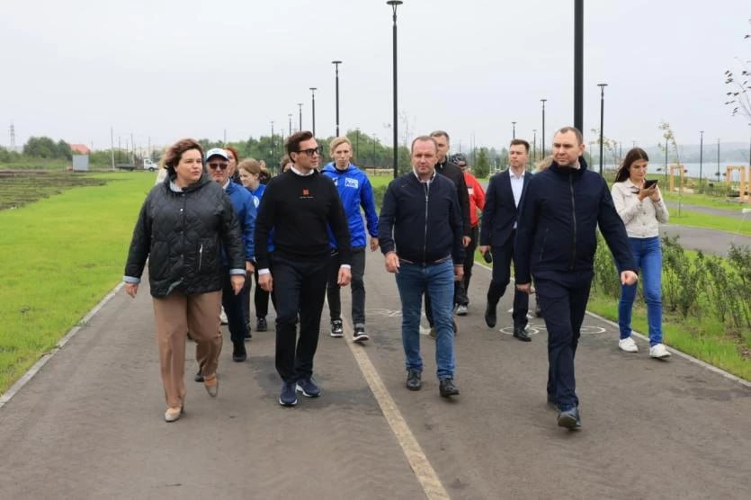 В Челябинске преобразилась набережная Первого озера За два летних сезона заброшенная территория у берега Первого озера в микрорайоне Чурилово превратилась в современное общественное пространство. Променад появился благодаря нацпроекту «Инфраструктура для жизни». За него проголосовали 43 тысячи жителей. ПОДРОБНЕЕ URALPRESS.RU