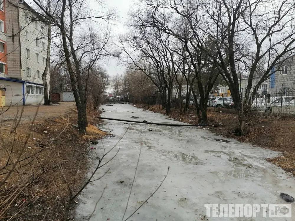 Сброс воды мешает приступить к очистке русла реки внутри Благовещенска Поиск источника сбрасываемой воды продолжается В этом году в Благовещенске продолжат стратегически важную для города работу по очистке открытого русла Бурхановки от мусора и ила Запланированы мероприятия на девяти участках реки общей протяженностью почти четыре километра Необходимое разрешение от Минприроды Амурской области получено муниципальное предприятие ГСТК также нашло подрядчиков Однако приступить к работам пока невозможно так как в Бурхановку идет сброс воды предположительно из тепловых сетей Для выяснения причин мы подключили АКС На данный момент коммунальщики не выявили технологических нарушений О незамерзающих участках реки мне также сообщают жители Предполагают что в реку сливаются отходы Но официального подтверждения этому факту пока нет Поиск источника продолжается рассказал в соцсетях глава Благовещенска Олег Имамеев Между тем в прошлом году власти очистили 1 4 километра открытого русла Бурхановки Было вывезено почти 10 тысяч тонн мусора ТЕЛЕПОРТ РФ здесь все об Амурской области  Мы в МАХ  Написать нам