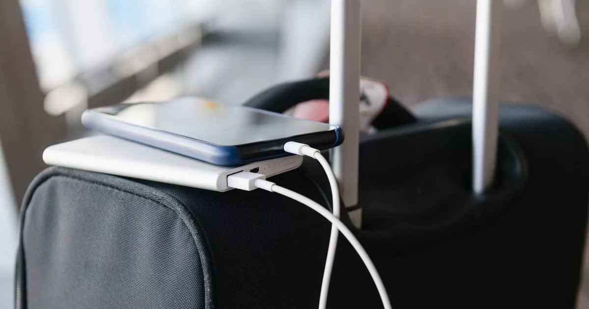 Международная ассоциация авиатранспорта ограничила провоз и использование пауэрбанков и техники с литий ионными аккумуляторами в самолетах Новые правила действуют с 1 января Теперь такие устройства можно брать только в ручную кладь Во время полета запрещается заряжать пауэрбанки от источников питания в салоне самолета Кроме того запрещено заряжать от пауэрбанков другие устройства во время руления взлета и посадки Класть пауэрбанки можно только под сиденье или в карман спинки впереди стоящего кресла Запрещено их перевозить в верхней багажной полке самолета Все это объясняется высоким риском возгорания Наш канал в MAX