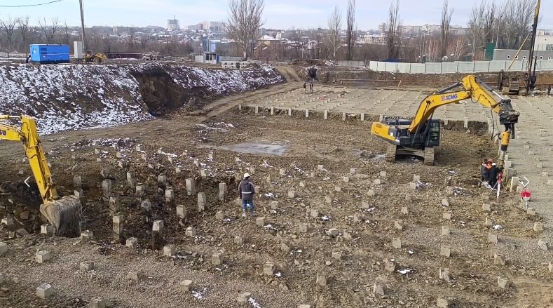 В центре Донецка идет подготовка к строительству многоквартирного дома. Работы ведет группа компаний «Специализированный застройщик «РегионСтройПроект».  Проектом предусмотрены паркинг, зоны отдыха, спортивные и детские площадки.  По материалам «Донецка вечернего»