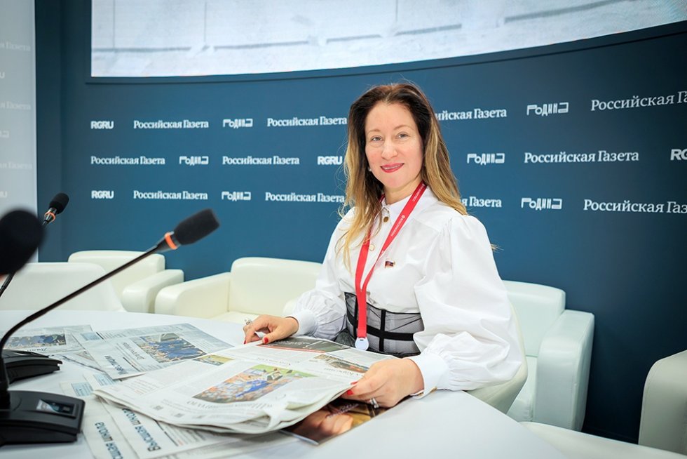 Как в Сочи решают проблему с нехваткой специалистов в туротрасли В прошлом году в Сочи побывало рекордное число туристов - более восьми миллионов. В этом ожидается еще больше. И то, какие воспоминания у них останутся от отпуска, зависит не только от красот местных достопримечательностей, интересных развлечений и комфортной инфраструктуры, в чем Сочи сегодня не уступает многим признанным мировым курортам. Не менее важен сервис, который могут обеспечить только квалифицированные специалисты. Туристическая отрасль страны, как и многие другие, ощущает сегодня нехватку кадров. О том, как преодолеть этот дефицит, "РГ" рассказала председатель комитета Городского Собрания Сочи по вопросам санаторно-курортного комплекса и туризма Светлана Ермилова: