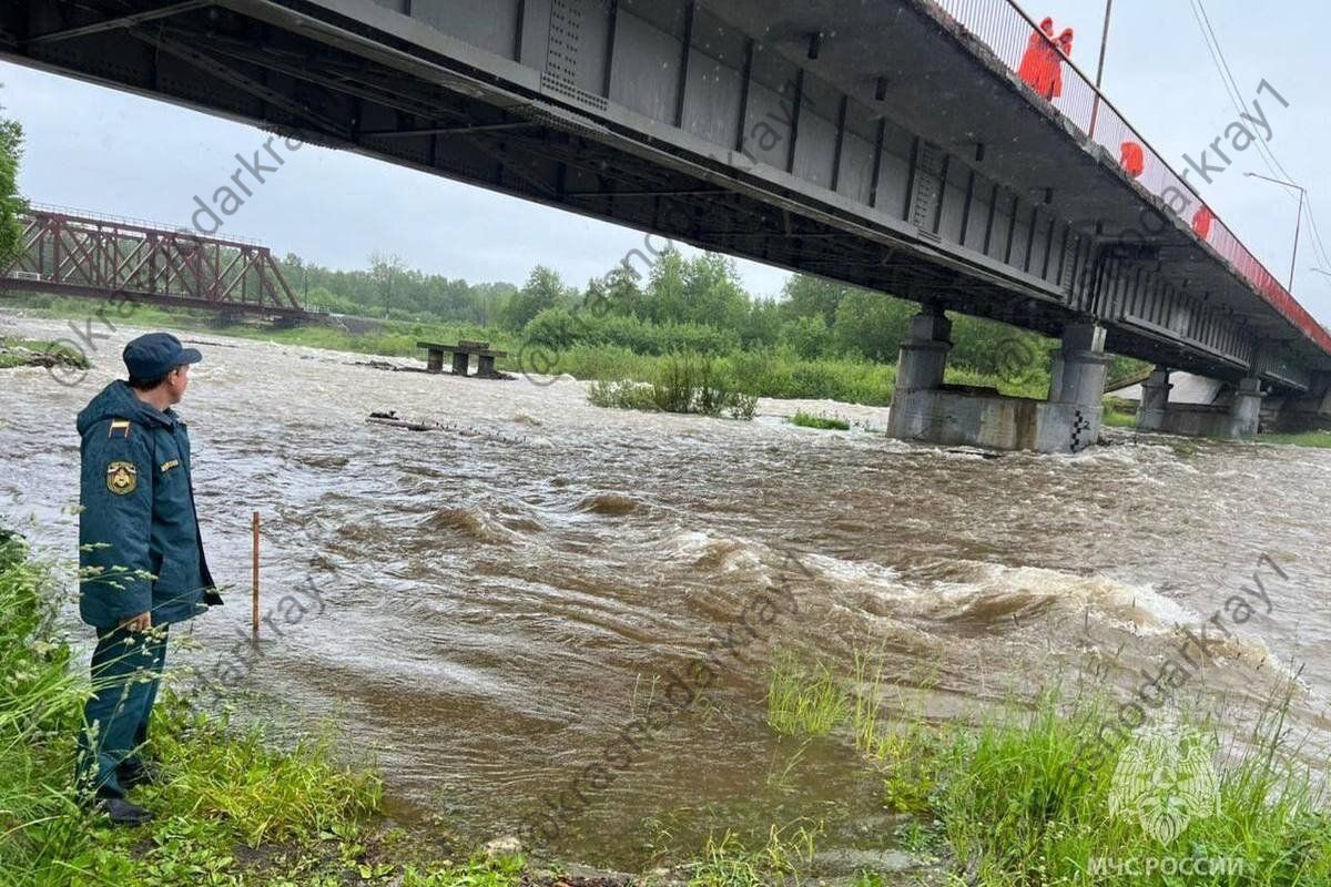 В Краснодарском крае ожидается подъем воды в реках до неблагоприятных отметок   В связи с ожидаемыми осадками в период 24 и 25 сентября ожидаются подъемы уровней воды до неблагоприятных отметок:    на реках, малых реках и водотоках бассейна реки Кубань юго-восточной территории Краснодарского края  Апшеронский, Лабинский, Мостовский, Отрадненский, Курганинский районы .   юго-западных притоках р. Кубань  Горячий Ключ, Северский район .   на реках территории Черноморского побережья от Анапы до Магри  Геленджик, Туапсинский район .  Сотрудники МЧС России рекомендуют соблюдать правила безопасности:   внимательно наблюдать за окружающей обстановкой.   ограничить выход из дома без необходимости.   уложить наиболее ценные вещи во влагонепроницаемую ткань и укрыть их от воздействия грязи, влаги, повреждений.  Ваши видео высылайте нам в бот     Подпишись поделись      Прислать  видео новость