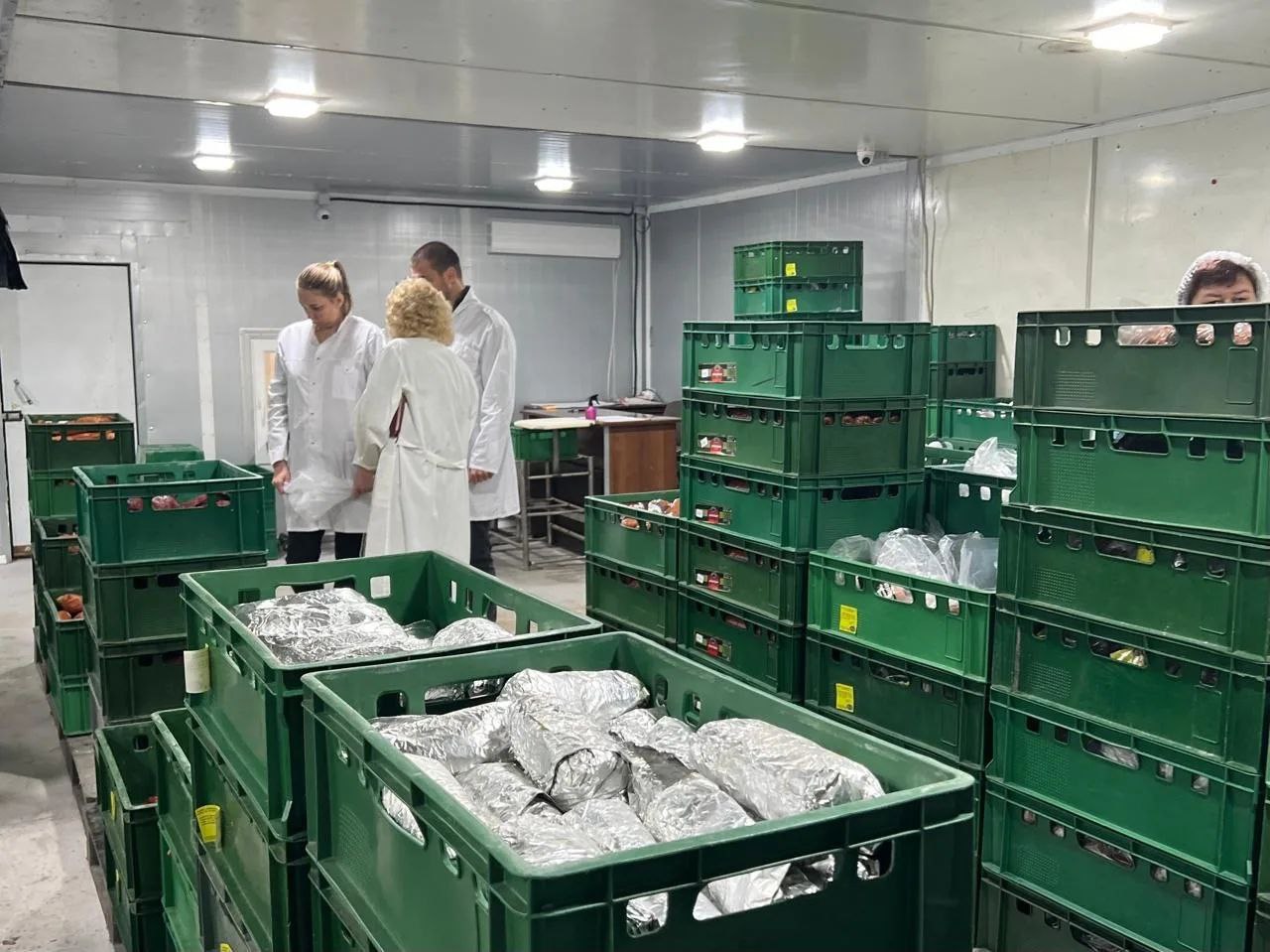 Прокуратура Фрунзенского района г Саратов совместно со специалистами Управлений Россельхознадзора и Роспотребнадзора провела проверку обеспечения качества и безопасности пищевых продуктов в деятельности мясоперерабатывающего предприятия Сидоринские колбасы В ходе проверки установлены факты использования сырья несоответствующего составу мясной продукции не соблюдения поточности технологических операций хранения обезличенной выработанной продукции  В связи с чем прокуратурой вынесено постановление о возбуждении дела об административном правонарушении по ч 1 ст 14 43 КоАП РФ по результатам рассмотрения которого Арбитражным судом Саратовской области индивидуальный предприниматель привлечен к ответственности