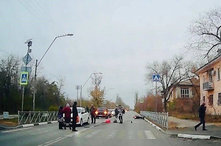 В Волжском шестилетняя девочка пострадала в результате ДТП с мотоциклом. По информации ГУ МВД России по Волгоградской области, управлявший транспортным средством 18-летний водитель после наезда на ребенка врезался в автомобиль.   ДТП произошло около 16.00 напротив дома №45 по ул. Набережная. В момент наезда девочка переходила дорогу вместе с сестрой.   – На нерегулируемом пешеходном переходе водитель мотоцикла совершил наезд на несовершеннолетнюю девочку. После мотоцикл столкнулся со встречным Volkswagen. В результате несовершеннолетняя доставлена в больницу, – прокомментировали в ГУ МВД России по Волгоградской области.   По факту происшествия сотрудниками Госавтоинспекции возбуждено административное расследование.   Состояние ребенка редакция уточняет в облздраве.   Фото: Жесть Волжский