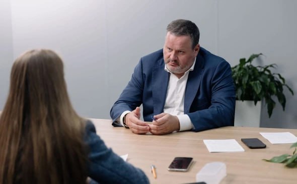 Глава Минтруда рассказал о планах изменить модель маткапитала Материнский капитал необходимо развивать чтобы больше влиять на рождение вторых и последующих детей считает министр труда Антон Котяков Речь идет о формировании значимого стимулирующего инструмента Он подчеркнул что подход к выплате материнского капитала требует определенной актуализации В целом маткапитал свою функцию сначала по стабилизации а потом по росту рождений с момента его введения в 2007 году и до 2016 года выполнил Потом его трансформация в 2020 году когда мы переместили основную часть на первого ребенка позволила нам не провалиться по первым рождениям сказал он в интервью РБК По словам Котякова хотя мера позволила замедлить снижение рождения первенцев не начался рост вторых рождений хотя третьи рождения растут Нам нужна какая то дополнительная поддержка рождений Соответственно мы сейчас думаем над тем как нам развивать материнский капитал с тем чтобы усилить его вклад в демографию подчеркнул министр Котяков считает что необходимо пересмотреть иные существующие сегодня инструменты поддержки рождаемости в пользу формирования значимого стимулирующего инструмента например в виде видоизмененного маткапитала То есть у нас сегодня есть инструменты которые также в моем понимании утратили свою эффективность либо их результирующий эффект не оказывает должного влияния на ту целевую аудиторию на которую мы сегодня нацелены в рамках стимулированной демографии пояснил он В частности министр считает что меры государственной поддержки должны стать доступными для семей вне зависимости от их финансовых обязательств перед кредитной организацией Закредитованность сегодня в нашем понимании это один из существенных факторов сдерживающих рождаемость указал он В 2024 году россияне направили 344 8 млрд руб маткапитала на улучшение жилищных условий из которых 267 8 млрд руб пошло на оплату ипотеки и займов следует из данных Соцфонда В настоящее время семья имеющая ипотечный кредит при рождении третьего или последующего ребенка может получить от государства 450 тыс руб для погашения займа Срок действия такой меры поддержки до конца 2030 года О планах переформатирования материнского капитала Котяков заявлял и ранее Мы понимаем что нужна модернизация материнского капитала Сегодня эта мера востребованная но ее эффект слабеет Нам нужна более существенная поддержка при рождении второго ребенка говорил он в начале сентября С 1 февраля размер маткапитала был проиндексирован его размер составил 690 тыс руб на первого ребенка и еще почти 222 тыс руб на второго Программа материнского капитала действует с 2007 года в этом году она была продлена до 2030 года Патриаршая комиссия по вопросам семьи