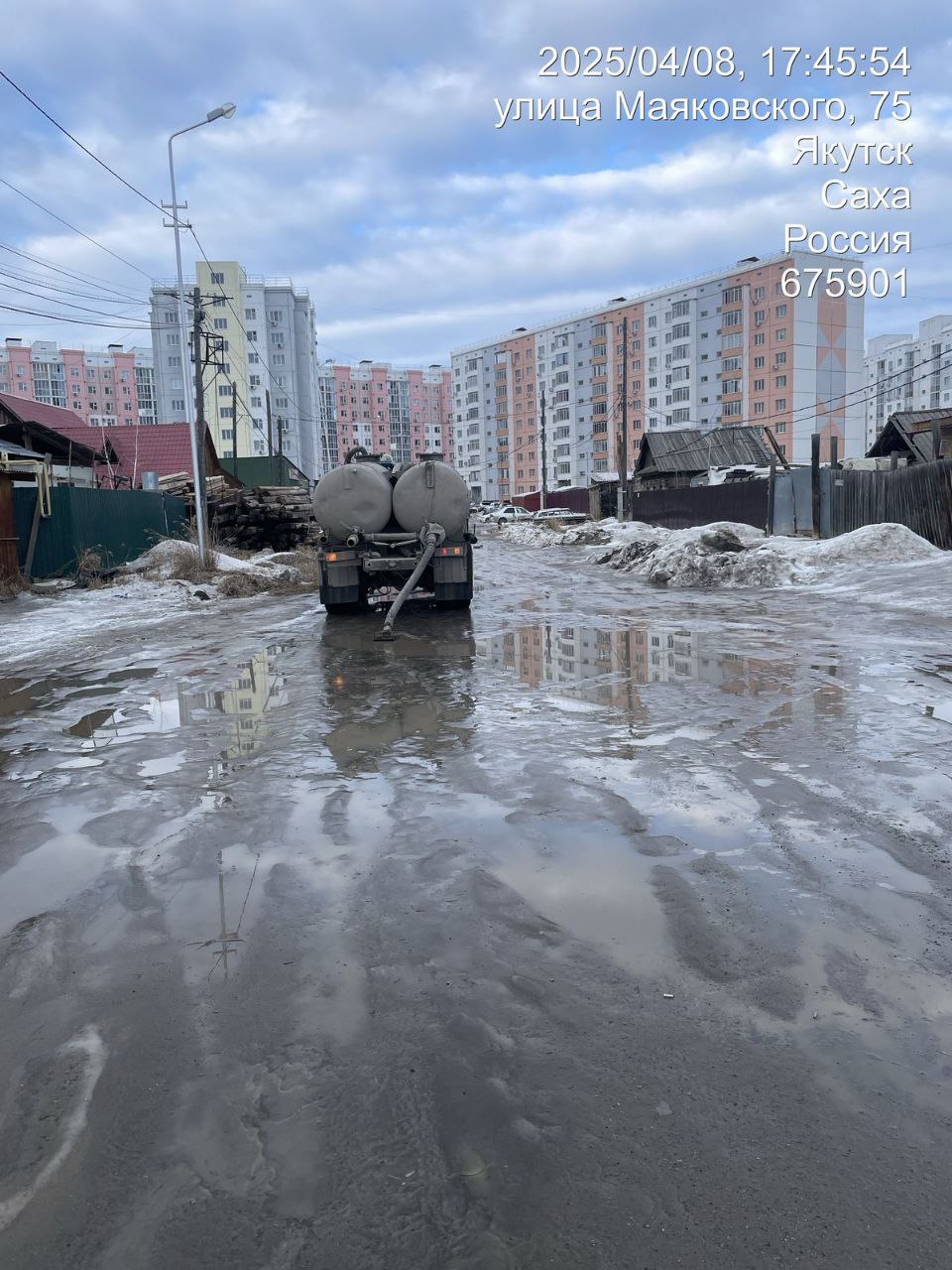В усиленном режиме продолжается работа по откачке талых вод с заниженных мест.    Управа Сайсарского округа