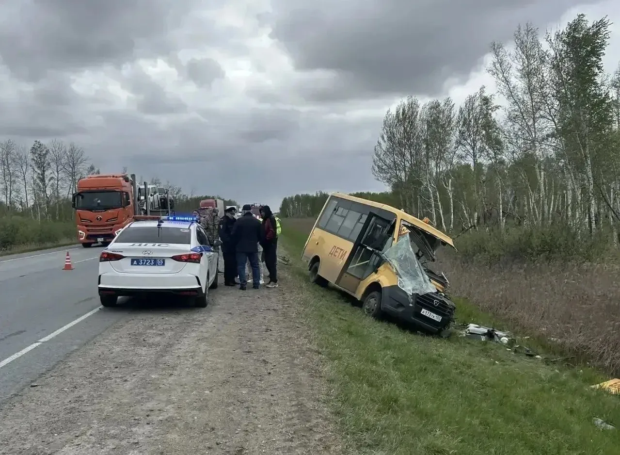 Один ребенок погиб в аварии с автобусом в Омской области сообщил губернатор региона Виталий Хоценко На трассе в сторону Тюкалинска в ДТП попал автобус в котором находилось 8 детей Семеро пострадавших доставлены в больницу РЕН ТВ ждет вас в MAX