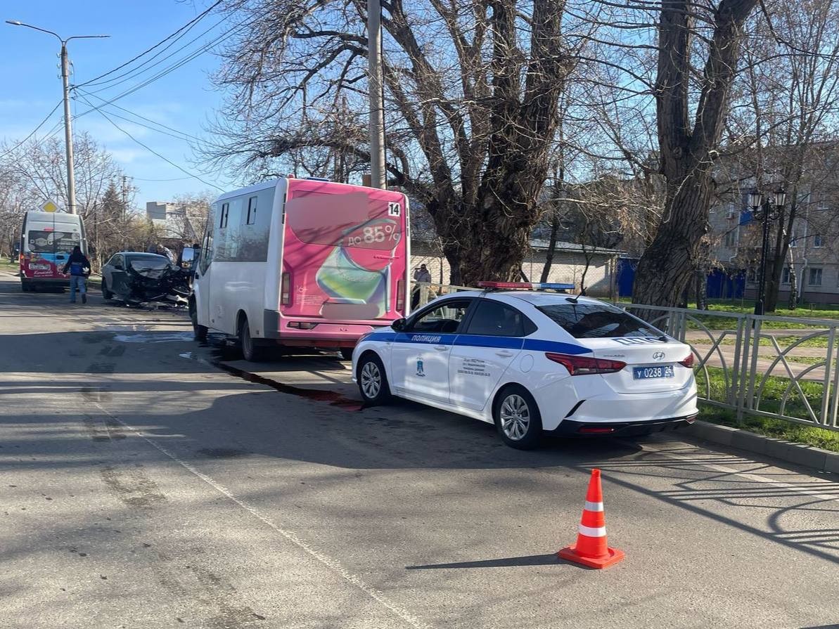 В Невинномысске произошло столкновение легкового  автомобиля и маршрутного автобуса, пострадавших нет   По предварительным данным,  24 марта в 7 часов 10 минут в районе ул. Матросова, водитель автомобиля «Шкода» двигался со скоростью, не обеспечивающей постоянного контроля за движением автотранспорта, выехал на полосу, предназначенную для встречного движения и допустил наезд на стоящее на остановке маршрутное транспортное средство «ГАЗ».   В результате автоаварии, пассажиру маршрутной «ГАЗели», 24-летнему местному жителю,оказана разовая медецинская помощь и он был отпущен домой.  ⏺Установлено, что иномаркой управлял 32-летний местный житель, стаж вождения которого составляет 4 года. Взята биологическая жидкость на состояние опьянения.  В момент автоаварии в салоне маршрутного транспортного средства находилось 2 пассажира и водитель, который осуществлял внутригородскую перевозку.  По факту автоаварии проводится проверка. Детальные обстоятельства происшествия уточняются.