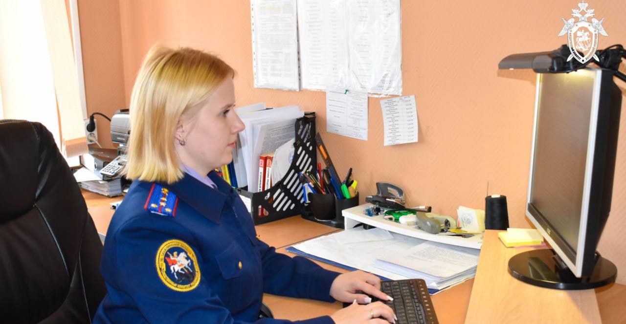 Холмчанин ударил полицейского головой в лицо и теперь пойдет под суд Инцидент произошел 26 мая в Холмске. В полицию поступил вызов о применении насилия, после чего правоохранители приехали в один из подъездов дома по улице Школьной. Там сотрудник полиции застал 42-летнего мужчину в состоянии алкогольного опьянения. Во время разбирательств он схватил полицейского за куртку, прижал к себе и нанес ему удар головой в область лица, после чего начал высказывать угрозы. После этого подозреваемый был задержан и доставлен в отдел полиции для дальнейшего разбирательства, — сообщили в СУ СК РФ по Сахалинской области. Возбуждено уголовное дело по ч. 1 ст. 318 УК РФ применение насилия в отношении представителя власти . Проводятся следственные действия, направленные на сбор и закрепление доказательств. ——— : Прислать нам новость: