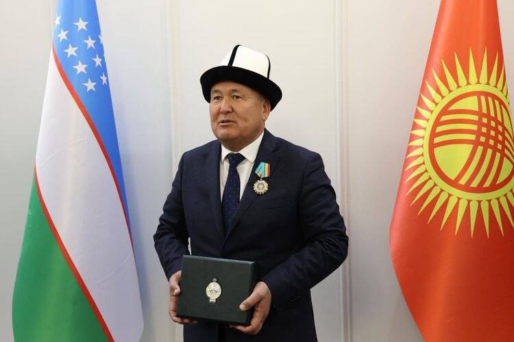 Очередной орден получил мэр города Ош На этот раз от президента Узбекистана Госнаграда вручена за значительный вклад в укрепление дружественных и добрососедских отношений между Кыргызстаном и Узбекистаном и развитие межрегионального сотрудничества Орден Достук считается одной из высших государственных наград РУз и присуждается за особые заслуги в укреплении дружбы между народами Напомним ранее Женишбека Токторбаева наградил и президент Казахстана Подписаться на news24kg Связаться с админом news24kg admin