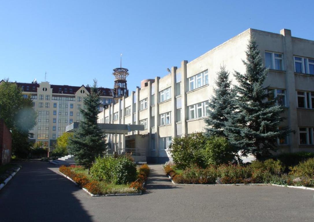 Мрачный год в Омске элитная гимназия на Таубе перед юбилеем погрязла в хаосе и скандалах В 2026 году одна из старейших гимназий в городе 19 будет праздновать 150 летний юбилей Однако как стало известно Городу55 атмосфера в элитном образовательном учреждении среди выпускников которого много известных личностей далеко не предпраздничная Ее не назовешь даже позитивной Все дело в том что год назад гимназию на улице Таубе покинула Елена Денисова занимавшая пост директора целых 17 лет На ее место пришел новый для учебного заведения человек Вячеслав Шестаков После этого по словам действующих и бывших учителей а также родителей в гимназии начали как снежный ком накапливаться проблемы Массовое увольнение педагогов сомнительные замены неразбериха с расписанием перечислять проблемы которые к очередному учебному году достигли апогея можно долго Что происходит в элитной гимназии и есть ли надежда на улучшения разбираемся в материале Юлии Истоминой Написать в редакцию можно здесь gorod55ru
