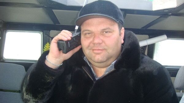 Крупный коррупционер из ЯНАО, экс-глава Фонда жилищного строительства региона Виктор Калашников приговорен к 12 годам колонии строгого режима и штрафу в 350 млн рублей. Возглавив Фонд жилстроя, Калашников сохранил фактическое руководство над ООО "Ямалстройгрупп" и раздавал компании контракты на строительство социально значимых объектов по завышенной цене. Так он с подельниками похитил из бюджета 105 млн рублей. Подписывайтесь, продолжение следует: