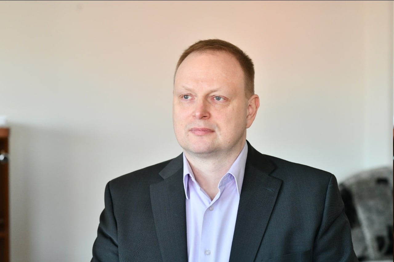 Новым руководителем Карельского экологического оператора будет Александр Федоричев Совет директоров КЭО поддержал мою инициативу о кандидатуре Александра Федоричева на должность директора На этом ответственном посту вижу именно Александра Леонидовича Опытный управленец В сфере коммунального хозяйства не новичок руководил отделом ЖКХ администрации Прионежья госкомитетом по вопросам развития местного самоуправления был заместителем министра а после министром строительства ЖКХ и энергетики Карелии Как только завершится процедура избрания проведу встречу с новым руководителем