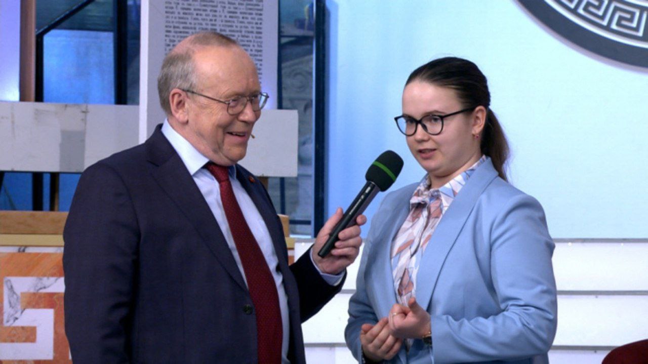 Школьница из Ульяновска стала победительницей телевизионной олимпиады «Умницы и умники». Ангелина Буянова — ученица средней школы №57. Она два года упорно готовилась сначала к региональному этапу, а после — к финалу олимпиады. Теперь девушка может поступить в МГИМО вне конкурса. Короче, молодец Подписаться Прислать новость