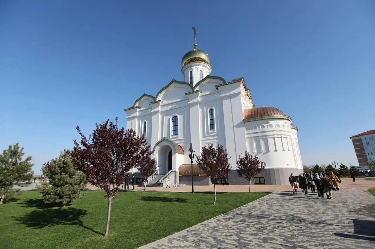 Патриарх Кирилл освятил храм Рождества Христова в кубанской станице Динской Сегодня Святейший Патриарх Московский и всея Руси Кирилл освятил новый храм Рождества Христова в станице Динской Краснодарского края и совершил первую божественную литургию Об этом сообщил в своем Telegram канале губернатора края Вениамин Кондратьев На торжественном богослужении присутствовали губернатор вместе с семьей а также сотни прихожан представители казачества и местных властей Патриарх отметил что Кубань исторически является казачьим краем где вера служит нравственной опорой и фундаментом для жизни общества Он выразил надежду что новый храм станет для жителей и гостей региона местом духовной силы искренней молитвы и утешения Мы теперь и в МАХ Южная служба новостей
