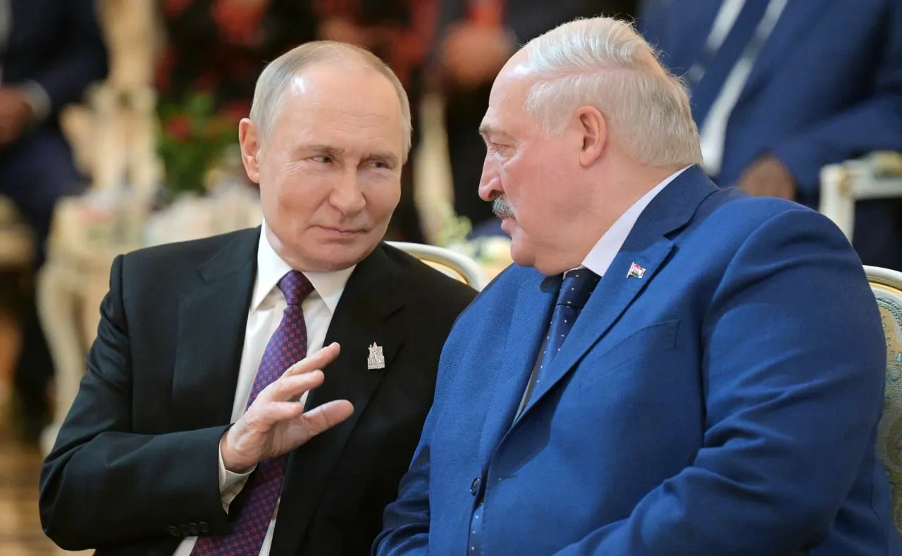 Лидеры России и Белоруссии настроены на укрепление союза между странами Президенты России и Белоруссии Владимир Путин и Александр Лукашенко провели телефонный разговор в котором обсудили вопросы двустороннего сотрудничества Об этом сообщила пресс служба Кремля Обсуждены актуальные вопросы двустороннего сотрудничества в том числе в торгово экономической сфере заявило ведомство Мы теперь и в МАХ Южная служба новостей
