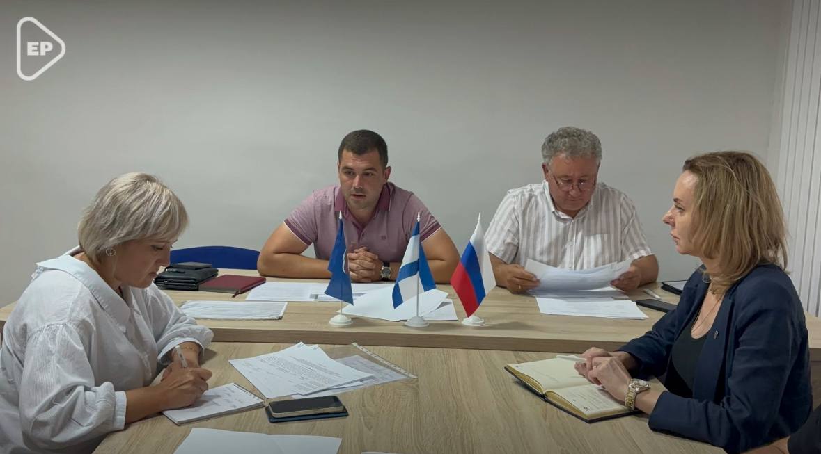 Около 50 миллионов рублей заложено на обновление библиотечных фондов и оснащение их новыми книгами на русском языке в Херсонской области В рамках партийного проекта «Культура малой Родины» Единая Россия продолжает активно работать над развитием культурной сферы региона. На заседании регионального общественного совета обсудили ход ремонтных работ в домах культуры, заключение контрактов и закупку новых музыкальных инструментов, транспорта и оборудования. Особое внимание уделяется обновлению библиотечных фондов: на приобретение новых книг на русском языке выделено порядка 50 миллионов рублей. 50 миллионов на книги — это инвестиции в будущее Херсонщины. Каждая новая страница на русском языке вернёт нашим детям право знать историю и мыслить свободно. Контролирую лично ремонты домов культуры, инструменты для школ, оборудование для творческих коллективов — всё должно быть сделано честно и качественно, - сказал Губернатор Херсонской области, секретарь регионального отделения «Единой России» Владимир Сальдо. Министр культуры Херсонской области Артём Лагойский сообщил о стопроцентной контрактации по всем мероприятиям и о планах по оснащению детских школ искусств в Каланчаке, Скадовске и Нижних Серогозах. Также продолжается капитальный ремонт домов культуры и двух музеев региона. Координатор проекта Евгений Максимов отметил важность контроля сроков и качества ремонтных работ, а также необходимость совместных выездов депутатов, строителей и представителей муниципалитетов для оперативного решения возникающих вопросов. Кроме того, поданы заявки в Фонд культурных инициатив на приобретение нового оборудования, автотранспорта и сценической техники, что позволит поддержать творческие коллективы Херсонской области уже в этом году. #ЕР84 #ЕдинаяРоссия #КультураМалойРодины #ХерсонскаяОбласть