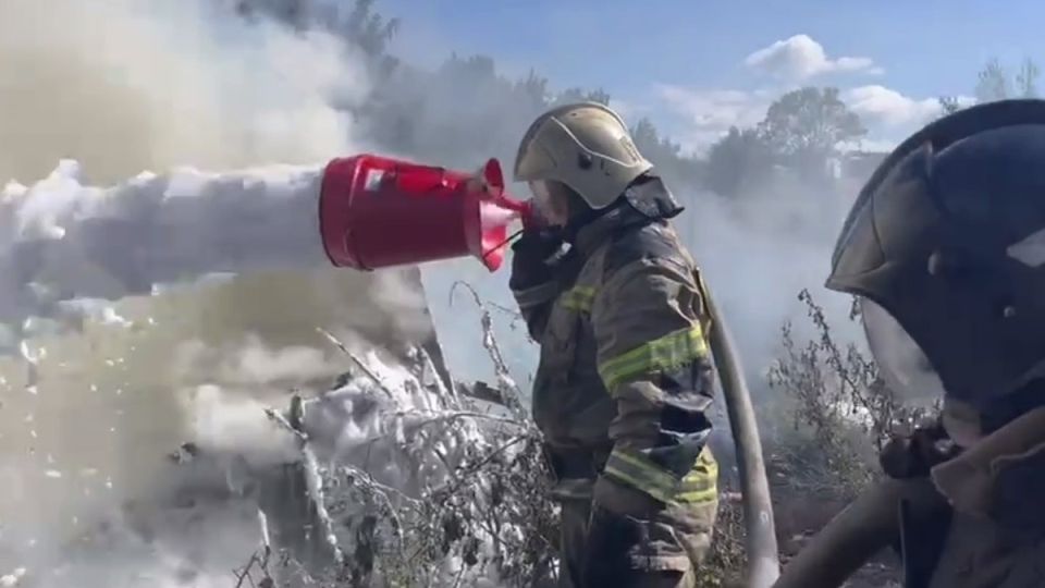 Площадь пожара под Симферополем увеличилась втрое ⁠ В среду, 2 июля, площадь пожара в Симферопольском районе увеличилась до 1,5 гектара. Об этом сообщили в пресс-службе крымского главка МЧС.  Как сообщалось ранее, инцидент произошел в селе Чистенькое. Там загорелись покрышки и сухая растительность. Сообщалось, что площадь пожара составляла 0,5 гектара. Тушение огня осложняли ветер и жара. При этом пожар угрожал и населенному пункту. К счастью, сотрудники МЧС не допустили распространения огня. К ликвидации возгорания привлекли 39 человек и девять единиц техники.  Позднее в МЧС сообщили, что пожар удалось локализовать. Площадь возгорания составила 1,5 гектара. На месте происшествия работают 52 человека и 12 единиц техники....  Подробнее>>>