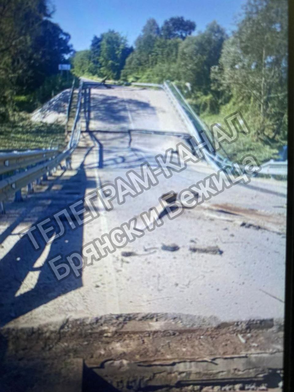 Три деревни отрезаны в результате сброса боеприпасов на мост вблизи населенного пункта Рудня – Цата Климовского района.  Как сообщил губернатор Брянской области Александр Богомаз, пострадавших нет.  Фото: Michael Butcher.