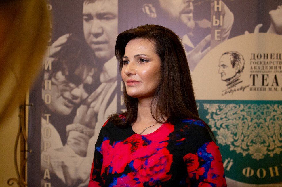 Путин присвоил Волковой первое в ДНР звание заслуженного деятеля искусств РФ Генеральный директор художественный руководитель Донецкой муздрамы Наталья Волкова удостоена звания Заслуженный деятель искусств РФ Соответствующий указ Президента России опубликован сегодня Для меня это не только честь и гордость но и большая ответственность Совместными усилиями с коллективом Донецкой муздрамы за долгие годы мы добились множества знаковых побед Так и дальше будем продолжать служить искусству развивать культуру Донбасса сохранять и приумножать лучшие традиции России сказала Волкова в беседе с   Еще одного высокого звания заслуженного артиста РФ удостоена актриса театра Анна Якубовская Читать полностью Фото МДТ им М М Бровуна  Подпишись на нас в MAX