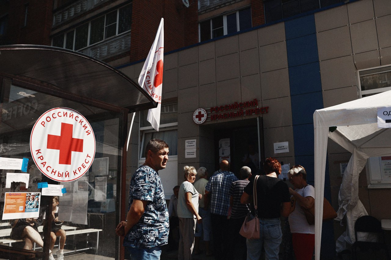 В Курске Красный Крест выдаст гражданам сертификаты на покупку товаров  Куряне, эвакуированные из приграничных территорий или пострадавшие от обстрелов, могут получить сертификат на покупку лекарств, продуктов и прочих необходимых вещей. Сертификат можно будет использовать по всей стране.  «Программа нацелена на поддержку многодетных семей с тремя и более детьми до 18 лет, семей, в которых есть лица с инвалидностью, включая детей с инвалидностью, беременных женщин и кормящих матерей с детьми до 3 лет, пенсионеров старше 60 лет, а также одиноких родителей, воспитывающих ребенка без второго родителя», - подчеркнули представители Российского Красного креста.  Получить сертификат можно будет с ноября месяца в региональном отделении Красного Креста в Курске. Для получения других видов помощи нужно оставить заявку по ссылке    Курская Telega / Прислать новость