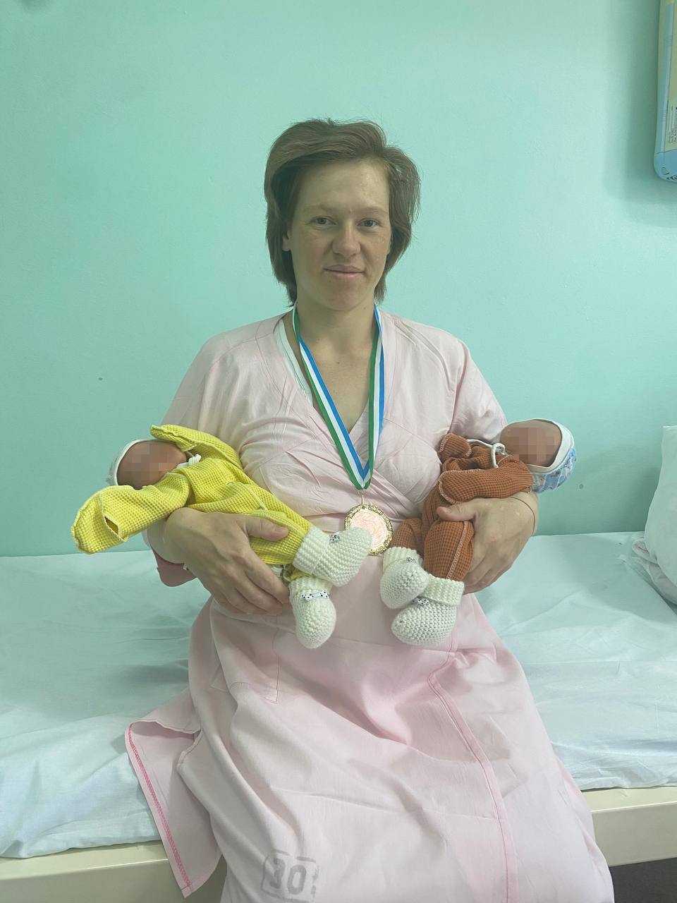 В уфимской семье родилась вторая подряд «королевская двойня», зачатая естественным путем Руководитель Минздрава РБ Айрат Рахматуллин рассказал об уникальном клиническом случае, зафиксированном в городском перинатальном центре в Уфе. В семье Корнеевых родилась вторая подряд «королевская двойня». Глава ведомства отметил, что двойняшки в наше время – не редкость, так как сейчас активно проводятся процедуры ЭКО. Однако обе двойни в этой семье были зачаты естественным путем. «Это настоящее чудо! Поздравляю эту большую и дружную семью с таким вдвойне счастливым событием!», — написал Рахматуллин. Он отметил, что роженица – многодетная мать. У нее уже есть старший сын, а первые двойняшки – мальчик и девочка – родились в ГКПЦ всего 1 год 8 месяцев назад. Моя Уфа. Подписаться Прислать новость