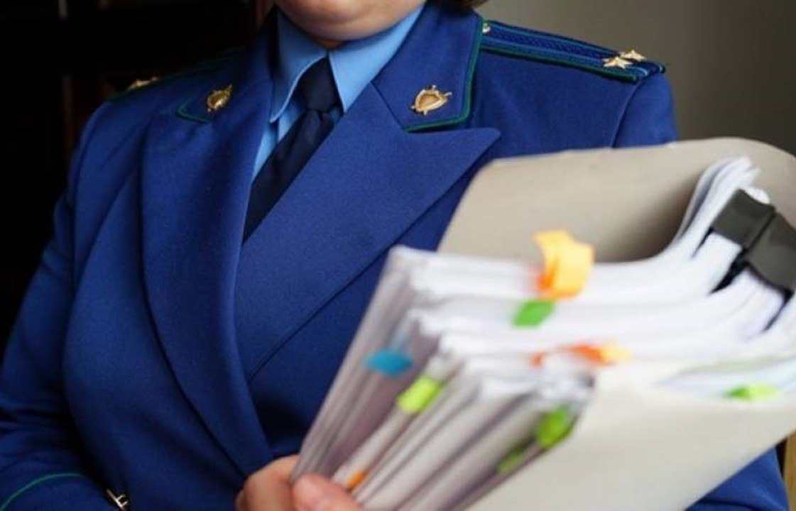 По факту травмирования ребенка в Малых Дербетах возбудят уголовное дело Такое указание дал Александр Бастрыкин руководителю регионального управления следкома Константину Антохову. Подробный доклад о первоначально установленных обстоятельствах и результатах его расследования представят Председателю Следственного комитета России, сообщили сегодня в информационном центре федерального ведомства, Напомним, 12 мая в селе Малые Дербеты Калмыкии на спортивной площадке произошло падение незакрепленных футбольных ворот на семилетнего мальчика. Пострадавший госпитализирован в тяжелом состоянии. Исполнение поручения поставлено на контроль в центральном аппарате ведомства. Быть в курсе Прислать новость