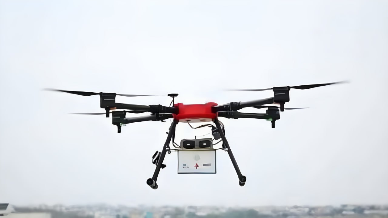 В Индии дроны начнут доставлять лекарства и вакцины в отдалённые селения В индийском районе Нандурбар известном сложным гористым рельефом и ограниченной дорожной доступностью власти готовятся запустить пилотный проект по доставке экстренных медицинских грузов с помощью дронов Это стало возможным в рамках масштабной программы беспилотной авиации штата Махараштра стоимостью 228 крор рупий ориентированной на снабжение отдалённых племенных районов вакцинами препаратами и неотложными лекарствами Первый этап запуска предполагается завершить уже к концу февраля Испытания проведённые инженерами с участием сотрудников Indian Institute of Technology Bombay в июле 2025 года показали высокую эффективность беспилотников на маршруте между двумя селами разделёнными водным препятствием Хотя по дороге путь занимал около 15 км и был практически непроходим в сезон дождей дрон преодолел воздушное расстояние в считанные минуты доставив медикаменты Обученные сотрудники здравоохранения уже получили лицензированную подготовку пилотов а в ближайшее время планируется оперативное развертывание двух дронов способных транспортировать грузы до 2 кг с возможностью парашютной доставки без необходимости посадочной площадки Сейчас проект в Нандурбаре стал первым из серии пилотных запусков запланированных в 12 труднодоступных районах штата где население сталкивается с серьёзными проблемами доступа к медпомощи В число грузов для доставки беспилотниками включены вакцины для рутинной иммунизации противояды препараты для лечения туберкулёза и малярии а также продукты крови для экстренной помощи что может существенно повысить скорость реагирования в критических ситуациях особенно во время сезонных наводнений когда дороги оказываются перекрытыми