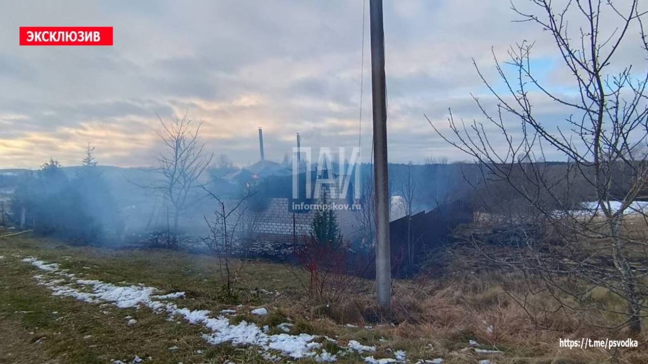 Жилой дом сгорел в Палкинском районе   В Палкинском районе, в деревне Локно сгорел жилой дом.  Хозяйственные постройки спасены.  Жильцы дома успели эвакуироваться.  Предварительная причина возгорания – аварийный режим работы отопительной печи.  Обстоятельства произошедшего выясняются.  #Палкинскийрайон