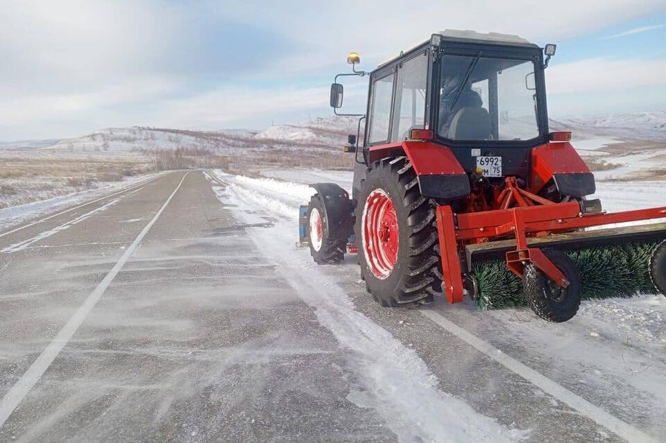 Забайкальские дорожники работают в усиленном режиме ГКУ Забавтодор сообщает все районы находятся под постоянным контролем дорожная обстановка мониторится круглосуточно Идёт очистка трасс обочин мостов и ограждений от снега проводится посыпка противогололёдными материалами Из за гололедицы водителей просят снижать скорость и держать дистанцию О сложной дорожной ситуации можно сообщить в круглосуточный Центр сбора информации 8 3022 21 20 68 Дорожные службы продолжают работать без перерывов чтобы обеспечить безопасное движение по региональным трассам Фотография из Telegram канала ГКУ Забавтодор ZAB RU Проголосовать