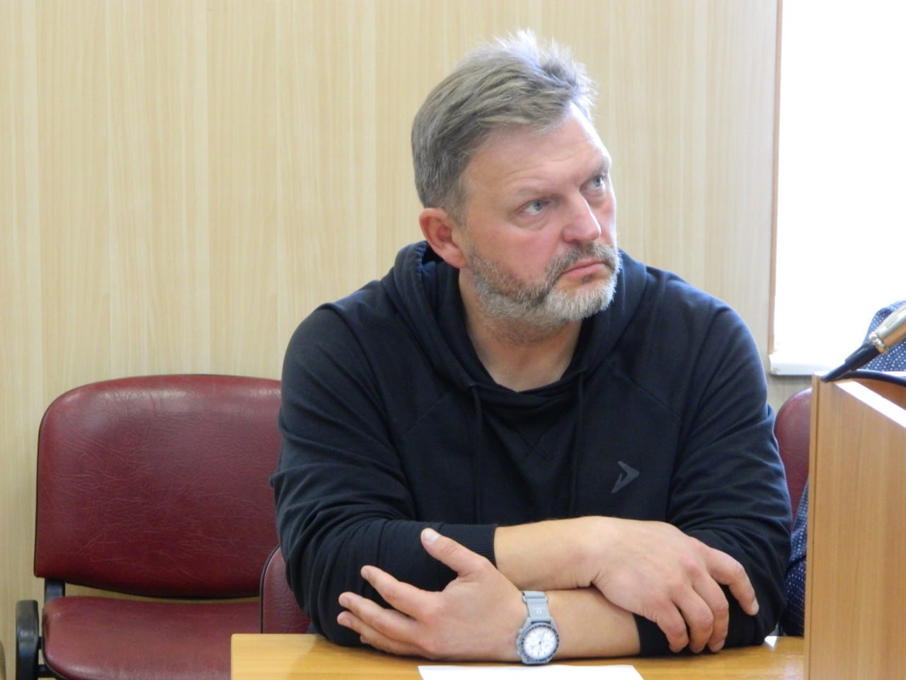 Экс губернатор из Кирова Белых требует от РФ компенсацию 10 млн руб Замгубернатора Пермской области 2004 2005 годы и губернатор председатель правительства Кировской области 2009 2016 Никита Белых предъявил РФ иск на 10 млн руб В такую сумму он оценил моральный вред за незаконное уголовное преследование по статьям о злоупотреблении и превышении должностных полномочий которое продолжалось почти 3 5 года Компенсация может быть направлена на исполнение вынесенного в 2018 году Белых приговора о взятке штрафа в 48 2 млн руб оплаченного пока на 4 9 млн 10 1 rbc perm