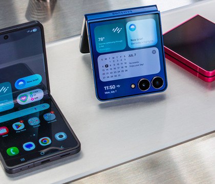 Официальный аккаунт Apple в Weibo по ошибке разрекламировал смартфон Samsung Galaxy Z Flip 7 Через некоторое время компания выявила допущенную ошибку. Однако видео и скриншоты стремительно распространились в сети. Официальная страница Apple Support в Weibo опубликовала пост о родительском контроле на устройствах компании. Вот только вместо тематического видео компания прикрепила к нему рекламный ролик Samsung Galaxy Z Flip 7. Читать далее
