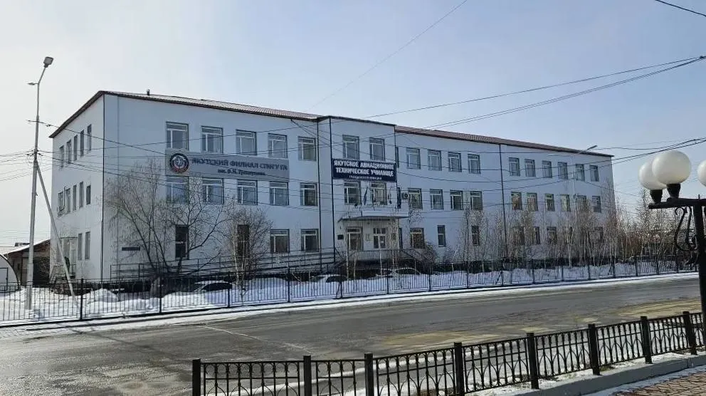 Транспортная прокуратура Якутии выявила нарушения при подготовке кадров Якутская транспортная прокуратура проверила соблюдение законодательства в двух профильных учебных заведениях филиале университета гражданской авиации и колледже связи и информационных технологий Проверка проводилась в рамках реализации национального проекта направленного на развитие беспилотных авиационных систем Выяснилось что педагогические работники несвоевременно проходили дополнительное профессиональное образование а к преподаванию допускались лица без необходимой квалификации Помимо этого были выявлены и другие нарушения Прокурор внес представления руководителям обоих образовательных учреждений В результате принятых мер нарушения полностью устранены заключены договоры на обучение преподавателей и получение ими необходимого дополнительного профессионального образования Фото Восточно Сибирская транспортная прокуратура