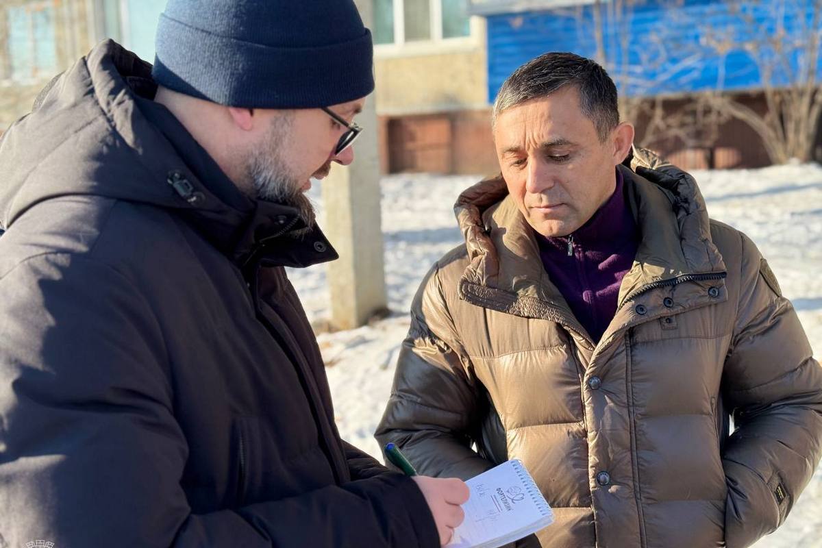 В Благовещенске разбираются с причинами недостаточного отопления В пятницу 21 ноября мэр Олег Имамеев лично проехал по адресам по которым поступали вопросы об организации теплоснабжения По итогам работы он поручил курирующему заместителю создать эффективную систему взаимодействия между ресурсоснабжающими организациями и управляющими компаниями И отчитываться каждую неделю Сейчас специалисты проводят полное обследование ветки от которой тепло получает дом на Северной 86 К этой работе привлекают все управляющие компании которые обслуживают дома находящиеся на ветке Планируют полностью проверить тепловой узел каждого потребителя чтобы выявить и устранить причину по которой в квартирах наблюдается дефицит тепла ampravda