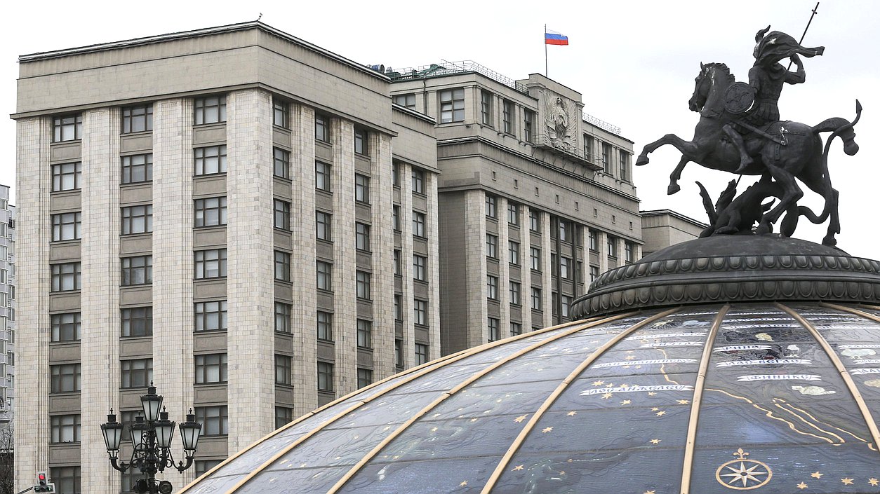 Во втором и третьем чтениях принят закон, который предлагает установить упрощенный порядок принятия наследства для родственников погибшего участника специальной военной операции, либо лица, проживающего или временно находившегося на территориях проведения СВО и погибшего в связи с обстоятельствами, имевшими место на указанных территориях. В соответствии с законом наследство указанного лица открывается с даты составления записи акта гражданского состояния о его смерти, если в соответствии со справкой или медицинским свидетельством о смерти гражданина, дата его смерти неизвестна либо отличается от даты составления указанных документов более чем на 3 месяца. Принятое наследство с такой датой открытия будет признаваться принадлежащим наследнику со дня смерти наследодателя. Закон вступает в силу с 15 июля 2025 года. Водолацкий В.П.