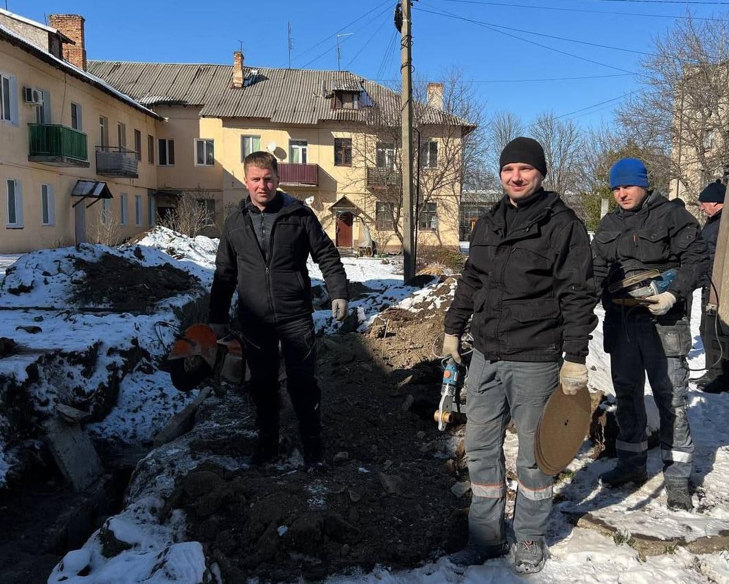 Карельские специалисты помогли заменить участок системы теплоснабжения в Васильевке  Сотрудники карельского предприятия «КарелКоммунЭнерго» продолжают помогать в восстановлении и ремонте различных объектов в подшефном Васильевском муниципальном округе.  Так, при непосредственном участии карельских специалистов местное коммунальное предприятие, обслуживающее жилищный фонд, заменило в рамках устранения аварийной ситуации порядка 100 метров труб теплоснабжения на улице Шевченко в Васильевке.  Материалы для работ также оперативно закупило и доставило «КарелКоммунЭнерго».