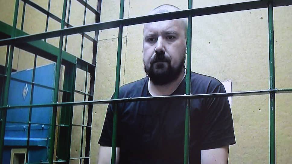 Обнал на 12 миллиардов: воронежского ресторатора Максима Скоркина отправили в колонию на 17 лет Центральный райсуд Воронежа приговорил 50-летнего предпринимателя Максима Скоркина к 17 годам строгого режима, 1 миллиону штрафа и двухлетнему ограничению свободы. Он признан организатором преступного сообщества, проводившего обналичку через более 50 фиктивных фирм с оборотом свыше 12 млрд рублей. С 2010 по 2017 год группа под его контролем проворачивала через подставные юрлица схемы обналичивания — под видом расчетов за товары и услуги. Доход от комиссии составил 338 млн рублей. Часть этих денег Скоркин пустил на строительство банно-гостиничного комплекса — для легализации доходов. В деле 25 фигурантов. Они получили сроки от 2,5 до 14 лет. Суд постановил конфисковать имущество, включая кафе и рестораны, оформленные на фигурантов дела: бар Diablo, кофейни «Чао-какао» и MeSто, кафе «Время Че» и ресторан Dissidents Club Vinoteca. По словам источников, это может ударить по региональному рынку общепита, где подобные схемы используются для прокачки денег из госконтрактов. Ранее Скоркин уже попадал в поле зрения — его штрафовали за уклонение от долгов и даже фиксировали побег из-под конвоя. Следствие тянулось с 2021 года, включая заочные аресты и эпизоды восстановления дела. Инсайдеры отмечают, что подобные схемы не просто криминальные, а встроены в локальные бизнес-сети и завязаны на административные связи. Подписаться Прислать новость