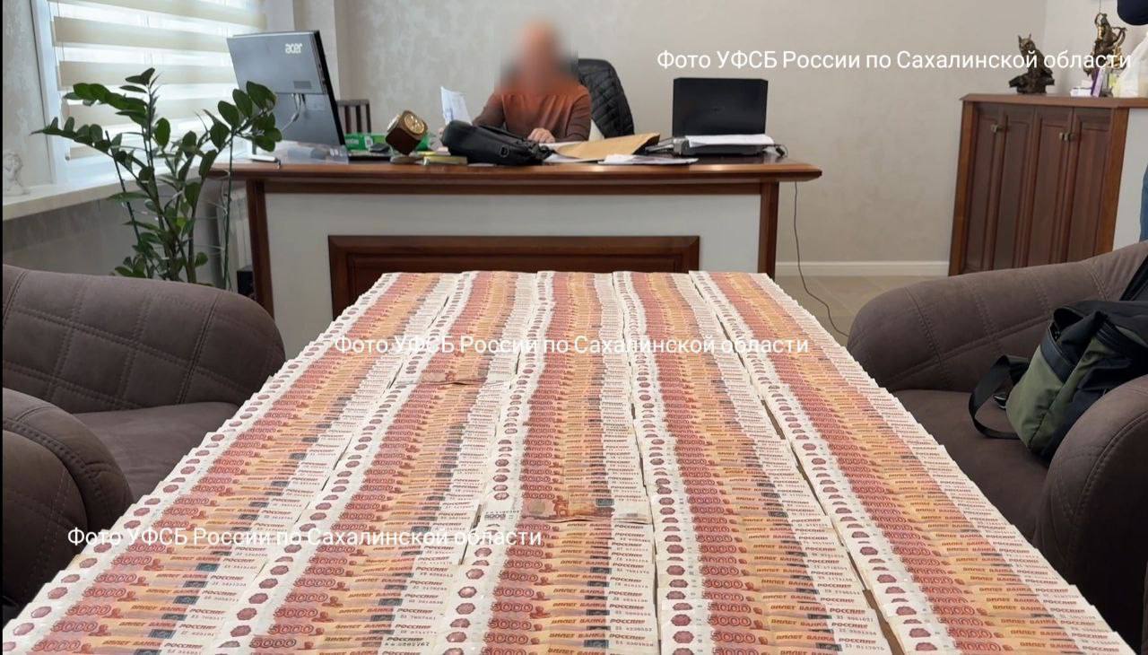 Сахалинский адвокат выманил у клиента 2 млн рублей под предлогом дачи взятки правоохранителям Предприимчивый юрист хотел нажиться за счет находящегося в тюрьме человека, однако теперь сам пойдет под суд. Подробности дела рассказали в СУ СК РФ по Сахалинской области и региональной прокуратуре. Адвокат с октября 2024 года по январь 2025 года общался с женщиной, чей знакомый находился под стражей, и втерся к ней в доверие. Юрист убедил женщину, что решит проблемы подозреваемого с законом путём передачи взятки в размере 2 млн рублей сотруднику правоохранительных органов. Злоумышленник утверждал, что деньги помогут заключить досудебное соглашение и переквалифицировать действия на менее тяжкую статью УК РФ. Однако, как выяснилось, передавать деньги адвокат не планировал, а хотел оставить их себе. Сразу после получения от женщины 2 млн рублей его задержали сотрудники правоохранительных органов. Уголовное дело с утверждённым обвинительным заключением уже направлено в суд. За совершение преступления против собственности, предусмотренного ч. 4 ст. 159 УК РФ, установлено максимальное наказание в виде лишения свободы на срок до десяти лет. ——— : Прислать нам новость: