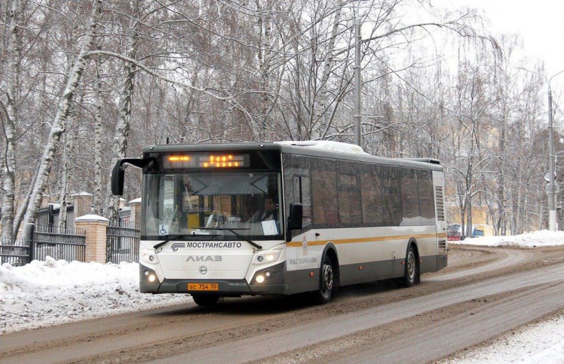 Воробьёв рассказал, какие перемены ждут общественный транспорт Московской области  Проблемы с автобусами в Подмосковье, на которые регулярно жалуются жители, в том числе, округа Чехов, заставили подмосковные власти принимать кардинальные меры. Крупнейшую компанию-перевозчик, АО «Мострансавто» обещают «перезагрузить» к лету. Об этом заявил на очередном совещании в правительстве губернатор Московской области Андрей Воробьёв.  Процесс трансформации предприятия, которое обслуживает 80% всех автобусных маршрутов в регионе, запустили год назад. Целью такого решения было оздоровить предприятие, модернизировать подвижной состав, привлечь новых сотрудников и улучшить условия труда.  В связи с этим подмосковные власти усилили взаимодействие с автобусным производством в Ликино-Дулёво, а также – заключили соглашение со столичной транспортной компанией. Как ожидается, всё это позволит к лету улучшить качество обслуживания пассажиров.  «Буквально со второго полугодия, с 1 июня вместе с „Мосгортрансом“ мы значительно усидим нашу группировку. Это позволит нам иметь дополнительный ресурс на большее количество как транспортных средств, так и больший объем перевозок осуществлять там, где требуется», – цитирует губернатора «360».  Воробьёв подчеркнул, что действия властей направлены на то, чтобы снизить количество жалоб от пассажиров, которое растёт с каждым днём.